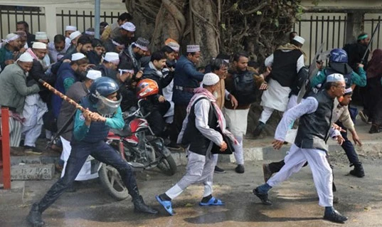 ইবতেদায়ি শিক্ষকদের মিছিলে পুলিশের লাঠিচার্জ ও সাউন্ড গ্রেনেড নিক্ষেপ , আহত অর্ধশত